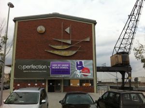 cyperfection-Plakat an der Werfthalle
